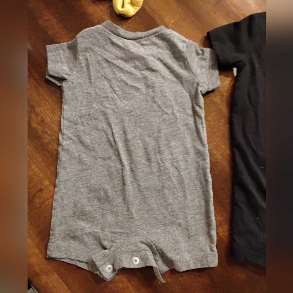 4 Pc Nike Onesie Bundle 3-6 mo - Picture 3 of 9